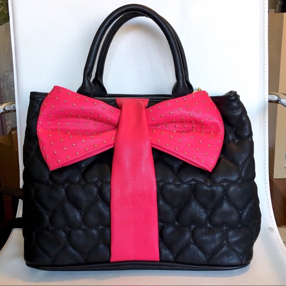 Betsey Johnson Handbags - Betsey Johnson Quilted Heart Blk Purse Fuchsia Bow